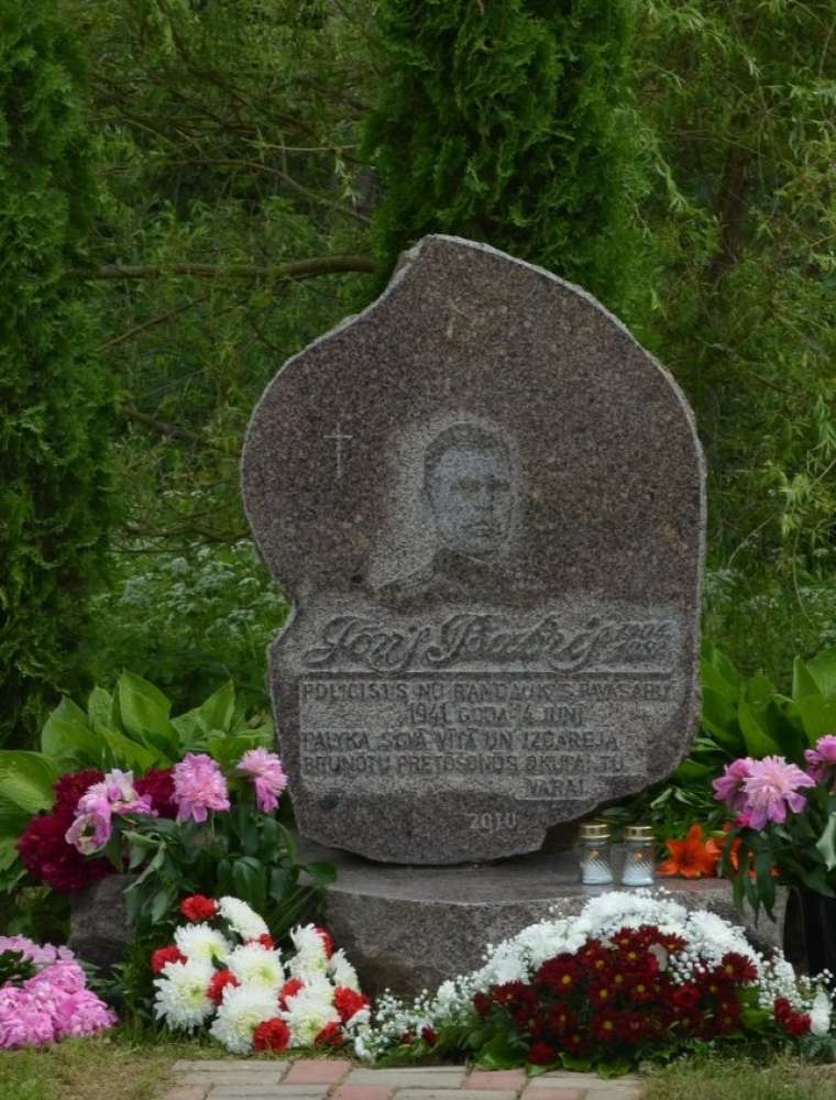 Piemiņas akmens par pretošanos deportācijai, policistam Joņam Babrim