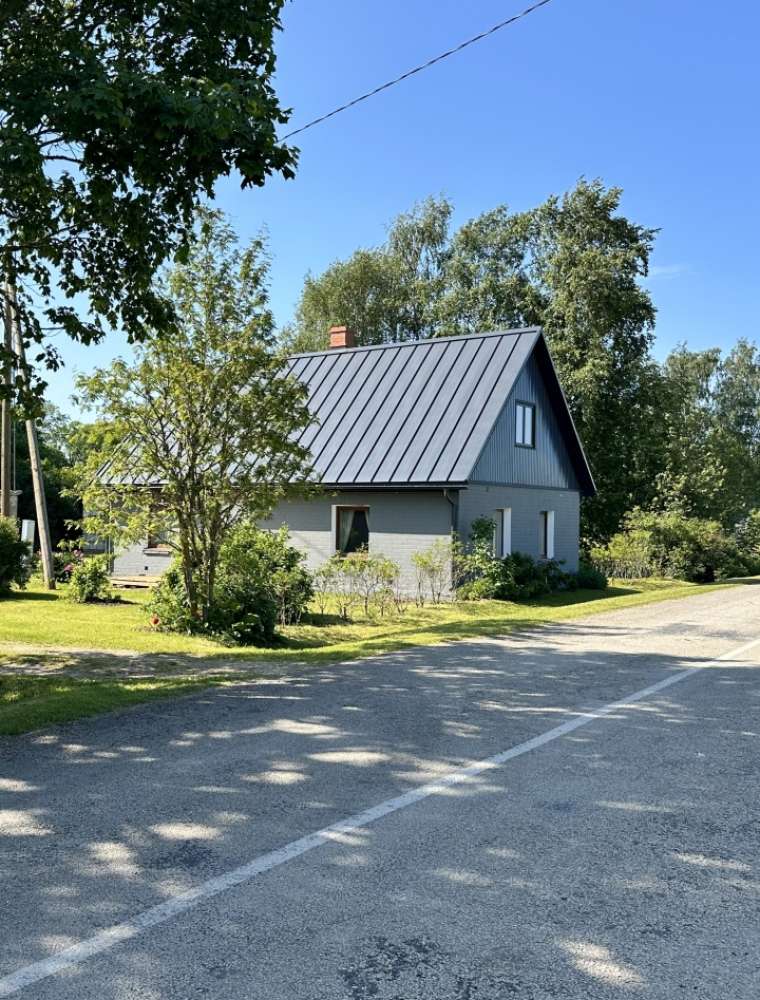 Upeskrastu mājas