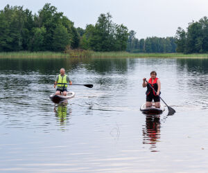 Geļenovas muižas parkā noritējis pirmais SUP saulrieta brauciens pa Jašas–Bicānu ezeru