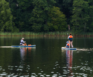Geļenovas muižas parkā noritējis pirmais SUP saulrieta brauciens pa Jašas–Bicānu ezeru
