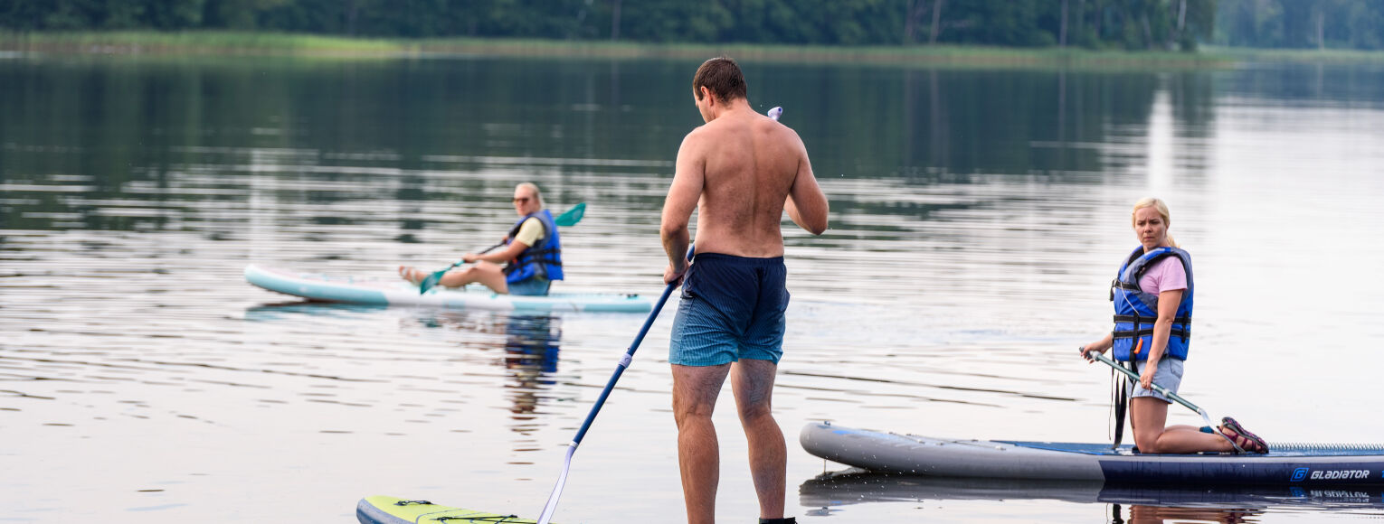 Geļenovas muižas parkā noritējis pirmais SUP saulrieta brauciens pa Jašas–Bicānu ezeru